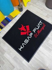 Kasap Fuat mağaza girişinde kullanılan logolu paspas, kaymaz tabanlı ve profesyonel görünüm