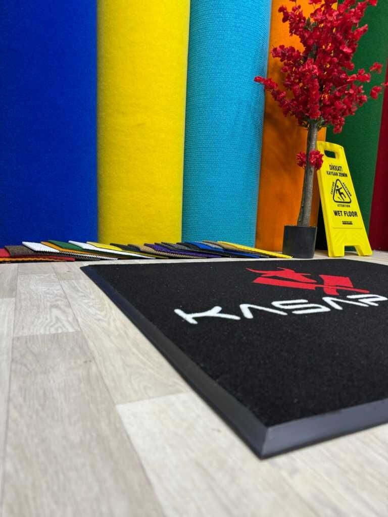 Kasap Fuat logolu paspasın yakın çekim baskı detayı, kaliteli malzeme ve uzun ömürlü kullanım