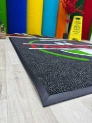 Cafe ve restoran logolu paspasın baskı detayı, kaliteli malzeme ve uzun ömürlü tasarım