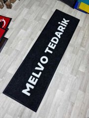 Mağaza girişinde yerleştirilmiş logolu kapı önü paspas, estetik ve güvenli kullanım