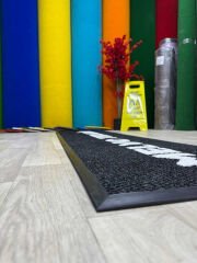 Logolu mağaza paspasının baskı detayı, kaliteli malzeme ve uzun ömürlü tasarım