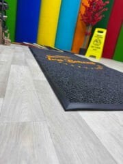 Logolu restoran paspasının baskı detayı, kaliteli malzeme ve uzun ömürlü tasarım