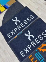 Logolu cafe paspasının baskı detayı, kaliteli malzeme ve uzun ömürlü tasarım