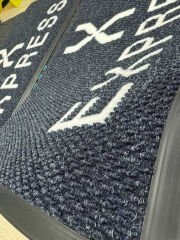 Cafe girişinde yerleştirilmiş logolu kapı önü paspas, estetik ve güvenli kullanım