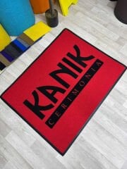 Logolu kapı önü paspasın baskı detayı, kaliteli malzeme ve uzun ömürlü tasarım