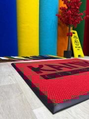 Firma girişinde kullanılan logolu kapı önü paspas, estetik ve güvenli kullanım