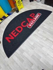 Mağaza girişinde yerleştirilmiş oval logolu halı paspas, estetik ve güvenli kullanım