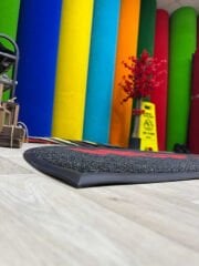 Oval logolu halı paspasın baskı detayı, kaliteli malzeme ve uzun ömürlü tasarım