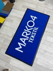 Tekstil firması girişinde yerleştirilmiş logolu kapı önü paspas, estetik ve güvenli kullanım