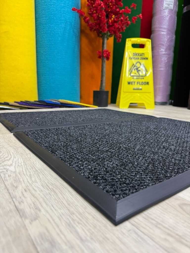 Logolu toz ve nem alıcı paspasın yakın çekim baskı detayı, uzun ömürlü ve kaliteli malzeme