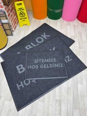 Kapı önü paspasın logolu baskı detayı, kaliteli malzeme ve uzun ömürlü tasarım