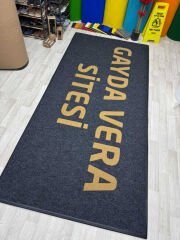 Site girişinde yerleştirilmiş logolu kapı önü paspas, güvenli ve estetik kullanım