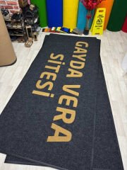 Kapı önü paspasın logolu baskı detayı, kaliteli malzeme ve uzun ömürlü tasarım