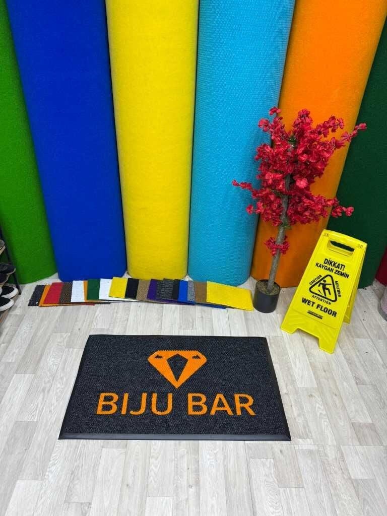 Özel tasarım kapı önü paspas, kaymaz tabanlı ve logolu mağaza giriş paspası