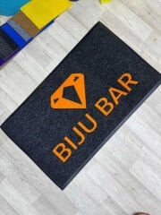 Mağaza girişinde sergilenen kaymaz tabanlı özel tasarım paspas