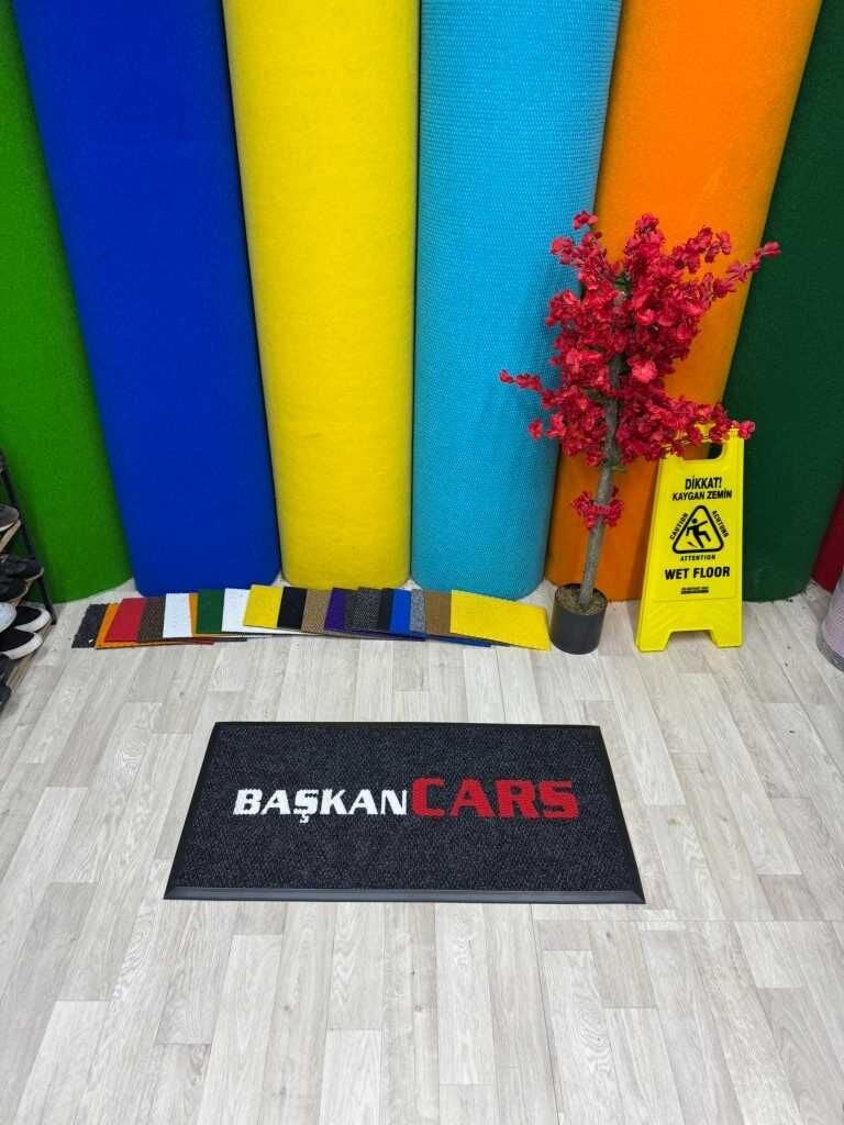 Oto galeriler için özel logolu paspas, giriş alanında kurumsal şıklık ve dayanıklı zemin çözümü