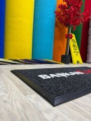 Oto galeri logolu paspasın yakın çekim görüntüsü, logo baskısı ve kaliteli malzeme detayı